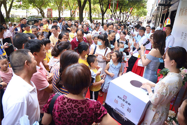 一鉴倾城,耀启城芯!美的·云玺台城市展厅璀璨绽放!——九房网 一鉴倾城,耀启城芯!美的·云玺台城市展厅璀璨绽放!——九房网