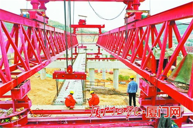 翔安机场高速公路内头大桥，首片预制T梁成功架设——九房网